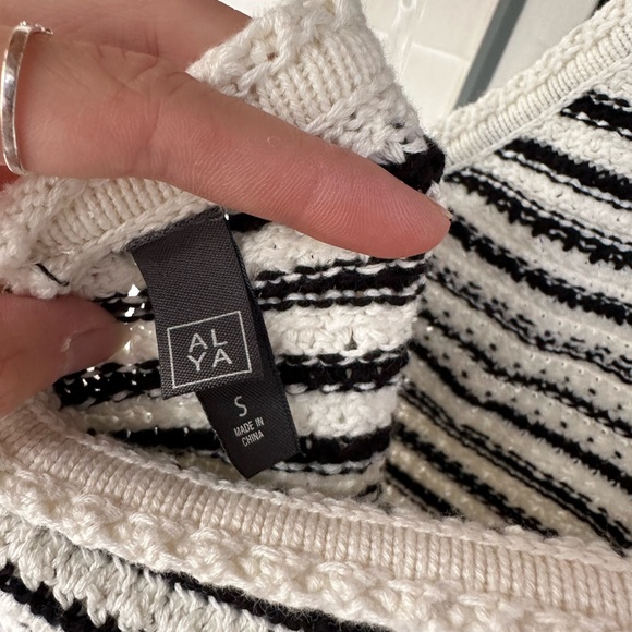 NWOT crochet crop top size Small - Picture 3 of 3